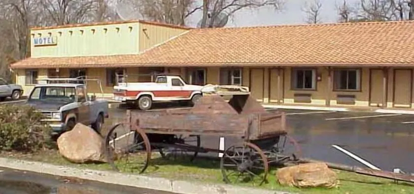 Creekside Lodge - Image 1