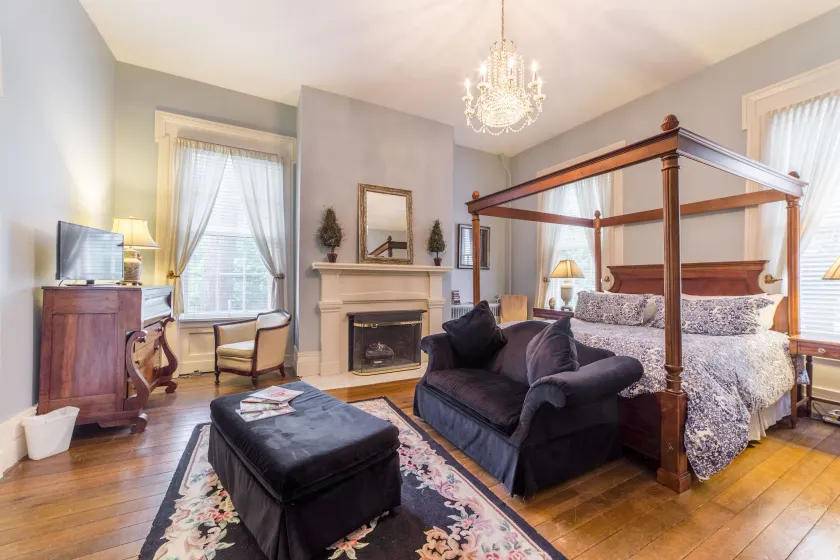 Bourbon Manor Bed & Breakfast Inn - Image 1