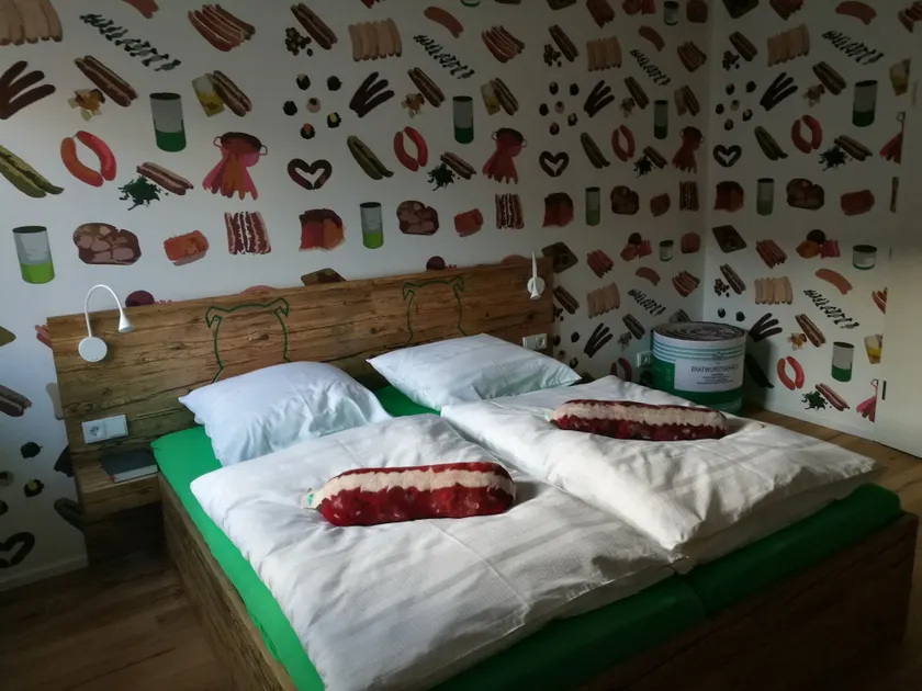 BRATWURSThotel - Image 1