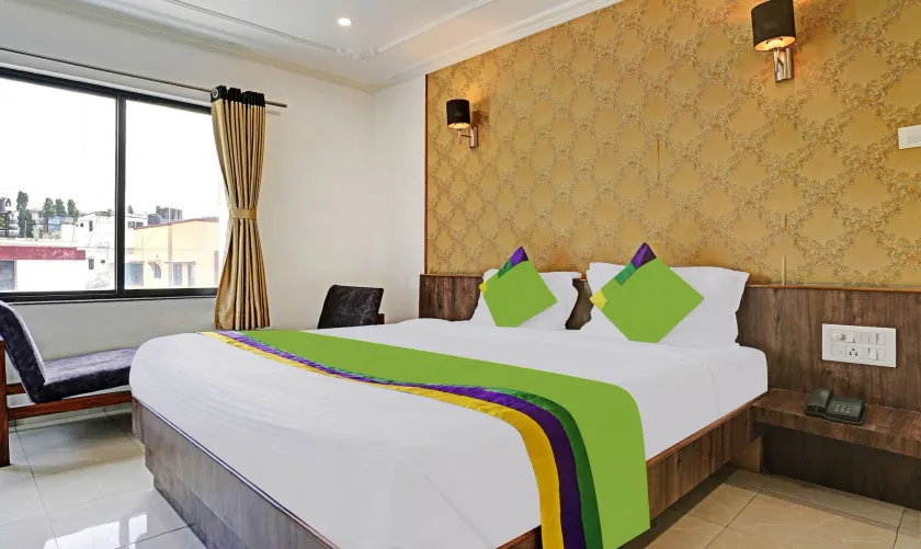 Hotel Varsha Palace - Image 1