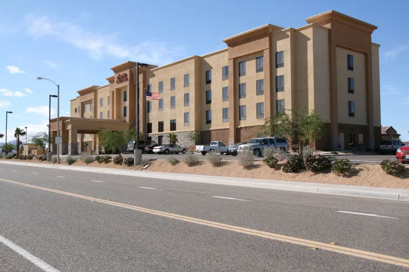 Hampton Inn & Suites Barstow - Image 1
