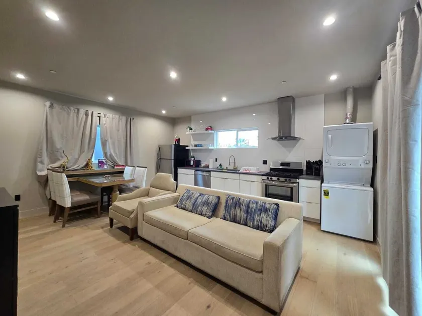 Modern 4 & 5 BR ENTIRE HOMES Minutes from Downtown LA - Image 1