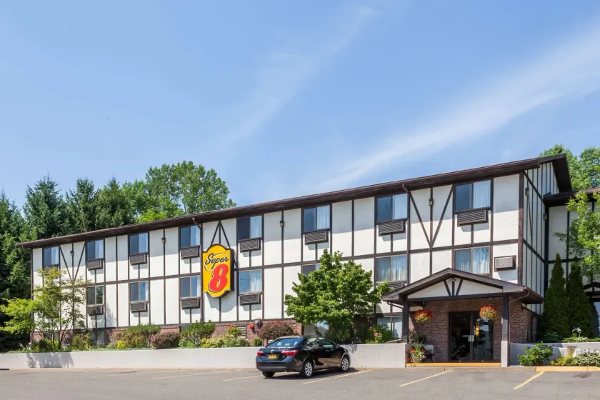 Super 8 by Wyndham Norwich - Image 1