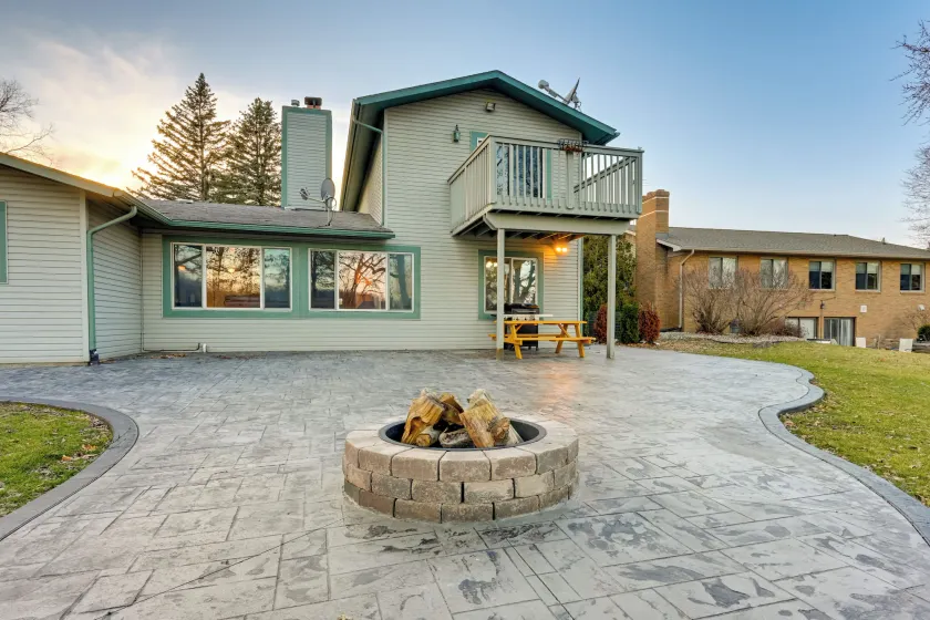 Lakefront Hartland Cottage w/ Patio & Fire Pits! - Image 1