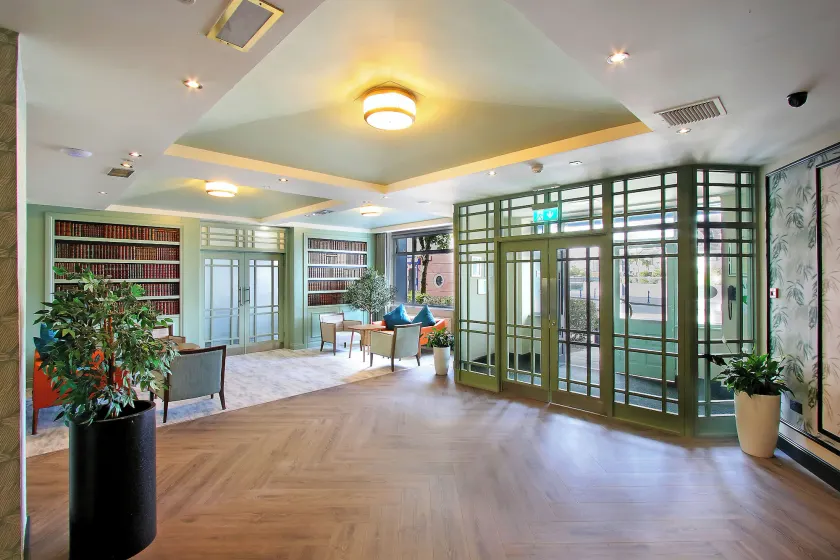 Waterford Marina Hotel - Interior entrance