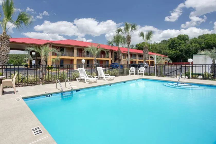 Super 8 by Wyndham Defuniak Springs - Image 1