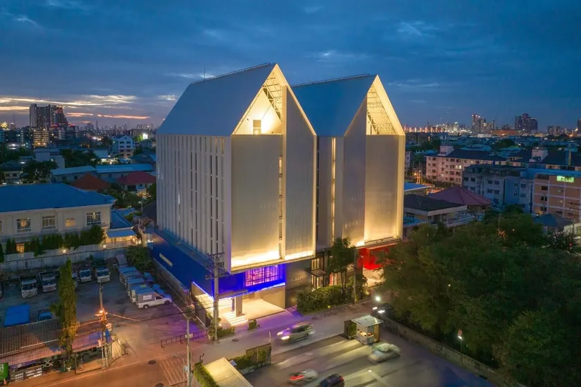 Blue Hippo & Red Crocodile Hotel - Image 1