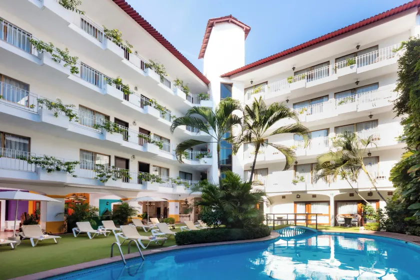 Los Arcos Suites - Image 1
