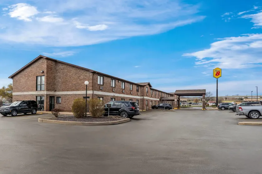 Super 8 by Wyndham Farmington - Image 1