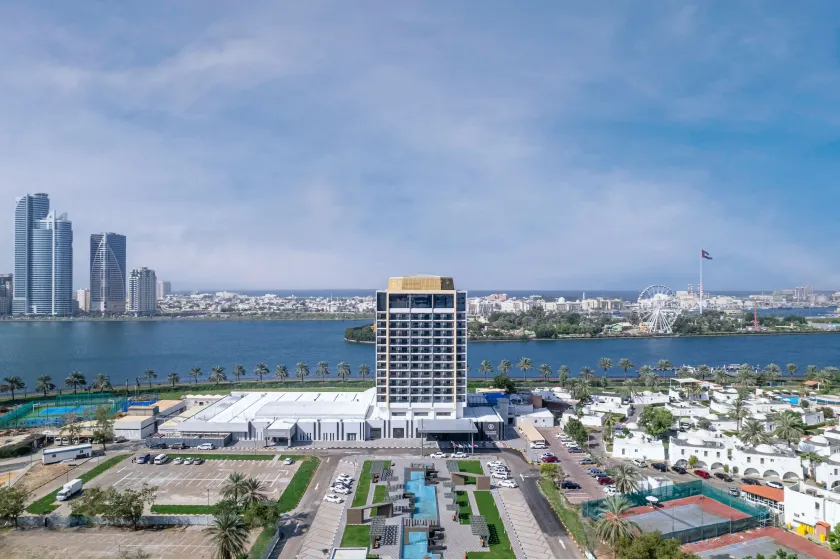 Hotel Holiday International - Image 1