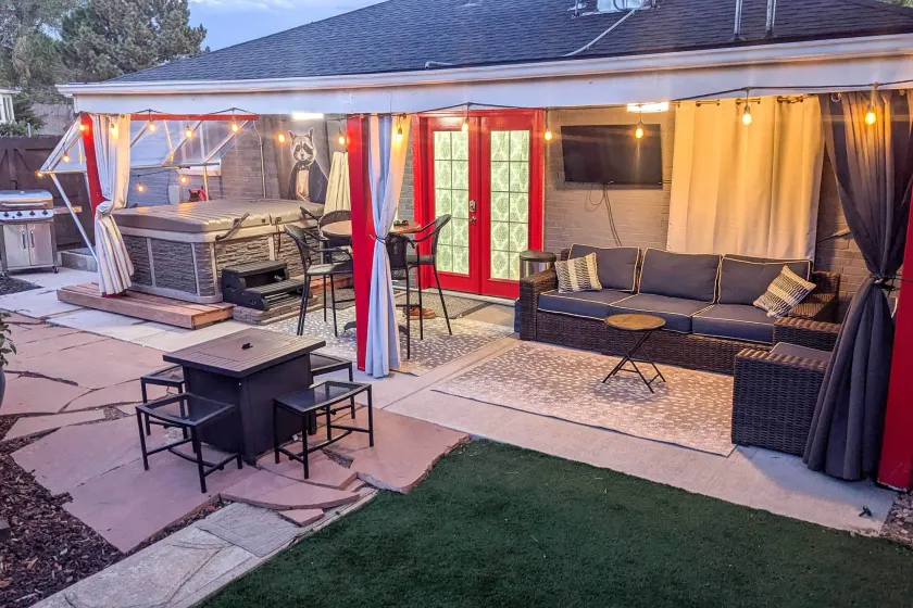 Location! Outdoor Living Hot Tub Walkable Denver - Image 1