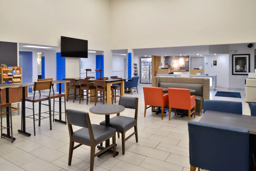 Holiday Inn Express & Suites Farmington Bloomfield by IHG - Sala de estar do lobby