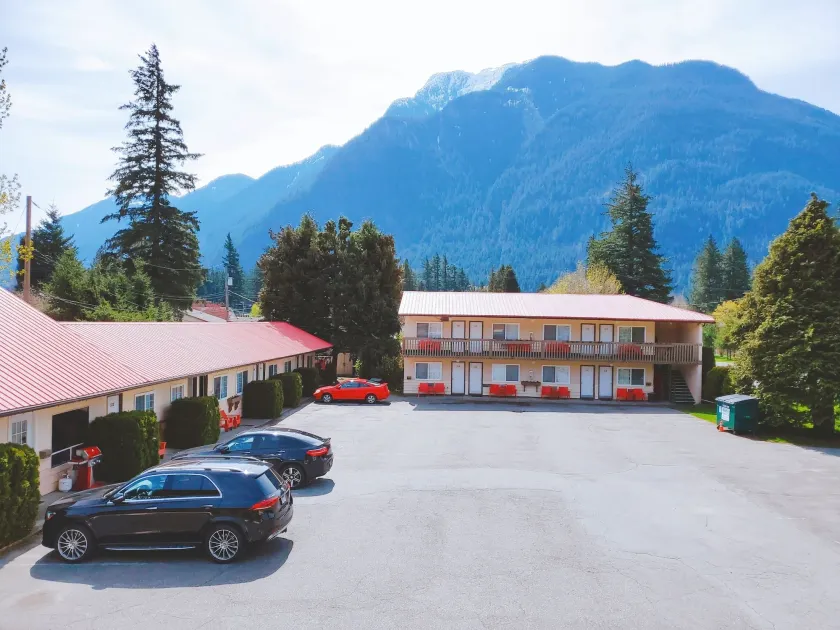 Red Roof Motor Inn - Image 1