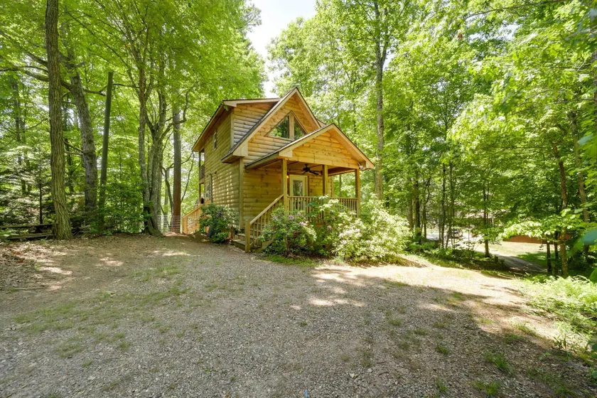 Private Hot Tub, Yard: Pet-Friendly Whittier Cabin - Intérieur