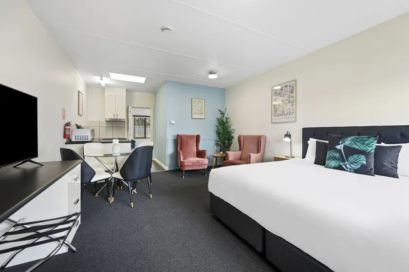 Hamilton Lakeside Motel - Image 1
