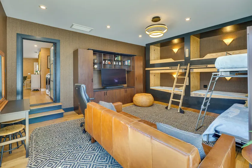 Hawthorne Home w/ Covered Patio & Basketball Court - Intérieur