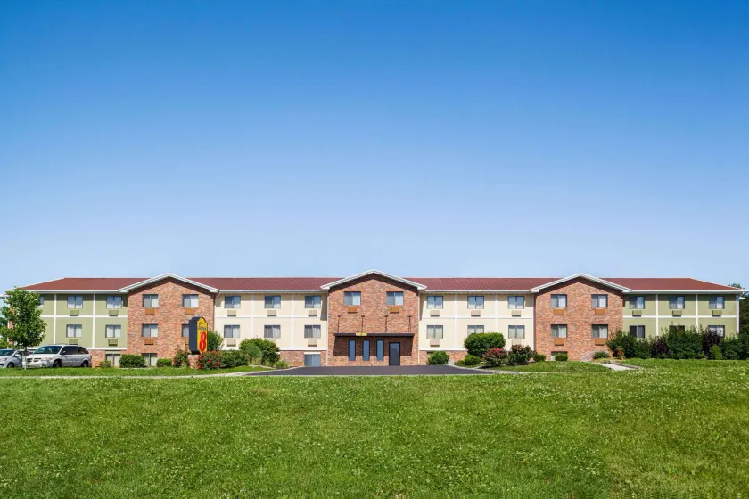 Super 8 by Wyndham Lenexa Overland Park Area/Mall Area - Image 1