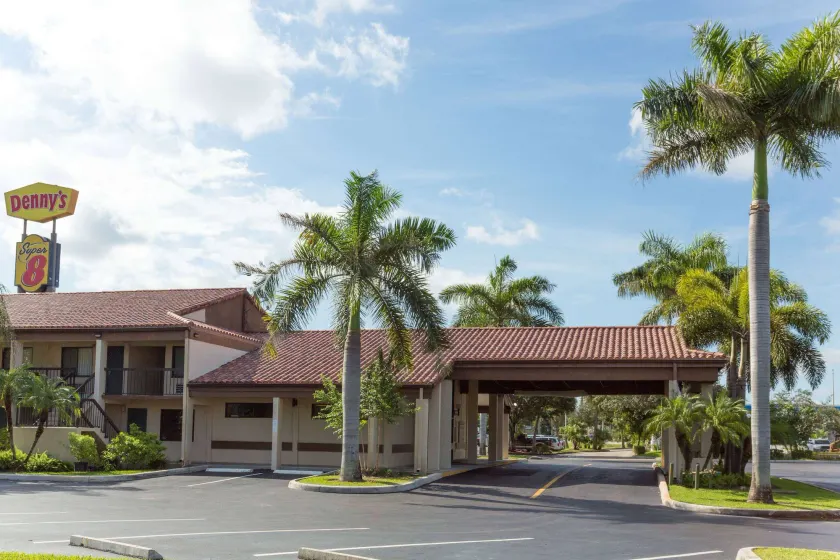 Super 8 by Wyndham Riviera Beach West Palm Beach - Image 1
