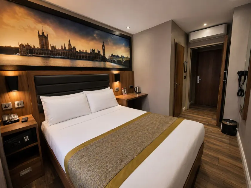 London Court Hotel - Image 1