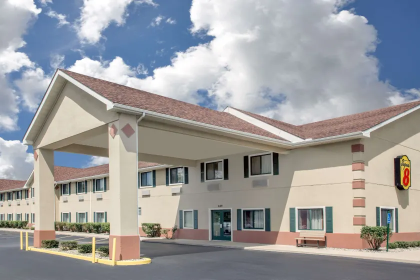 Super 8 by Wyndham Three Rivers - Image 1