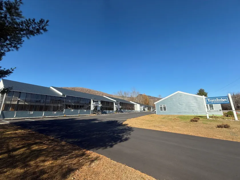 Travelodge by Wyndham Lincoln Near White Mountain - Image 1