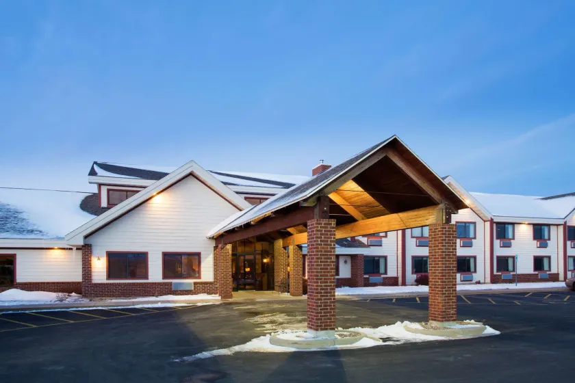 AmericInn by Wyndham New London - Image 1