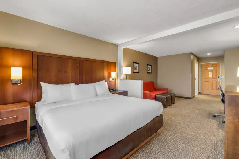 Comfort Suites Airport - Image 1