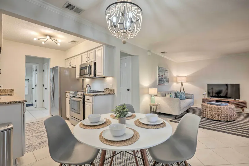 Sunny St Augustine Condo w/ Wifi - Walk to Beach! - Intérieur