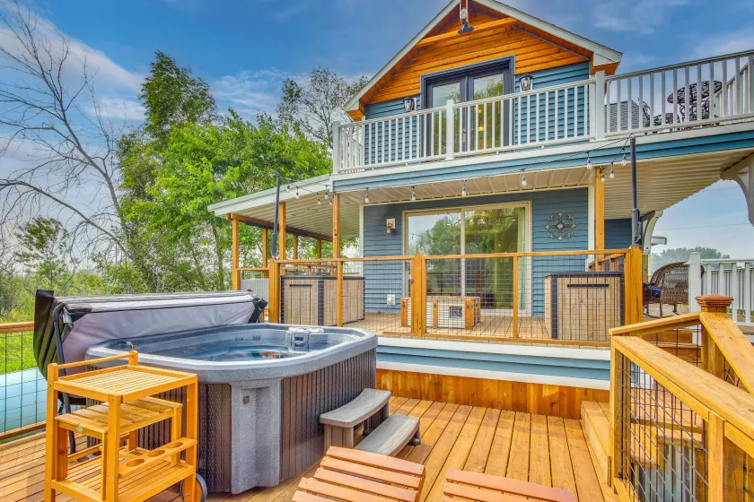 Bayfront Home! Dock, Deck, Hot Tub, & Fire Pit - Image 1