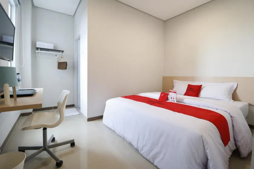 RedDoorz Plus Syariah near Mall Pondok Indah - Image 1