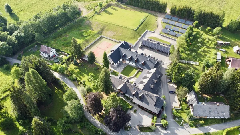 Wellness Hotel Holzberg - krytý relaxační bazén, dětský bazén, whirlpool, sauna, restaurace, bowling, venkovní hřiště, herna, pingpong, billiard - Image 1