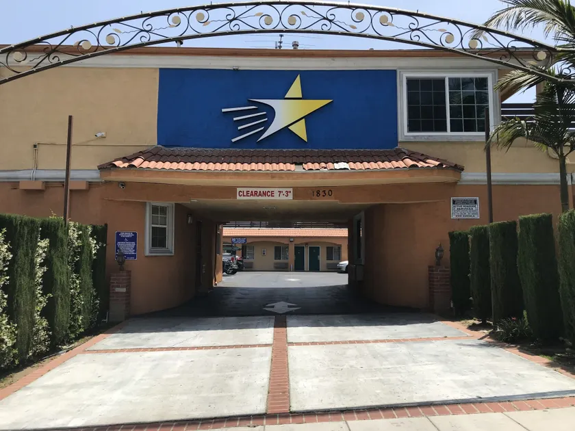 Starlight Inn La Brea - Image 1
