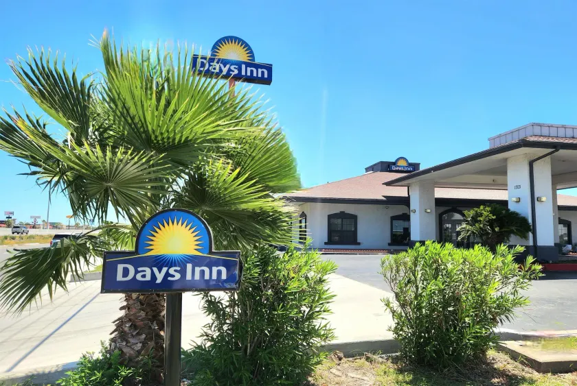 Days Inn by Wyndham Portland/Corpus Christi - Image 1