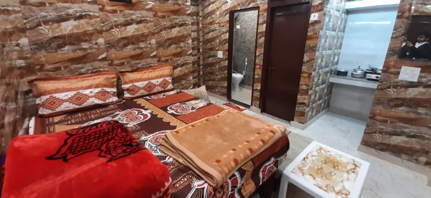 Luxury flat in foreigner areof lajpat nagar with fully equipped kitch - Image 1