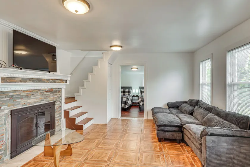 Nature & City Access! Family Home in North Jersey - Image 1
