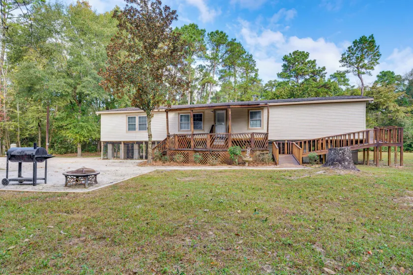 Hike & Relax: Tranquil Wooded Escape in Hockley - Image 1