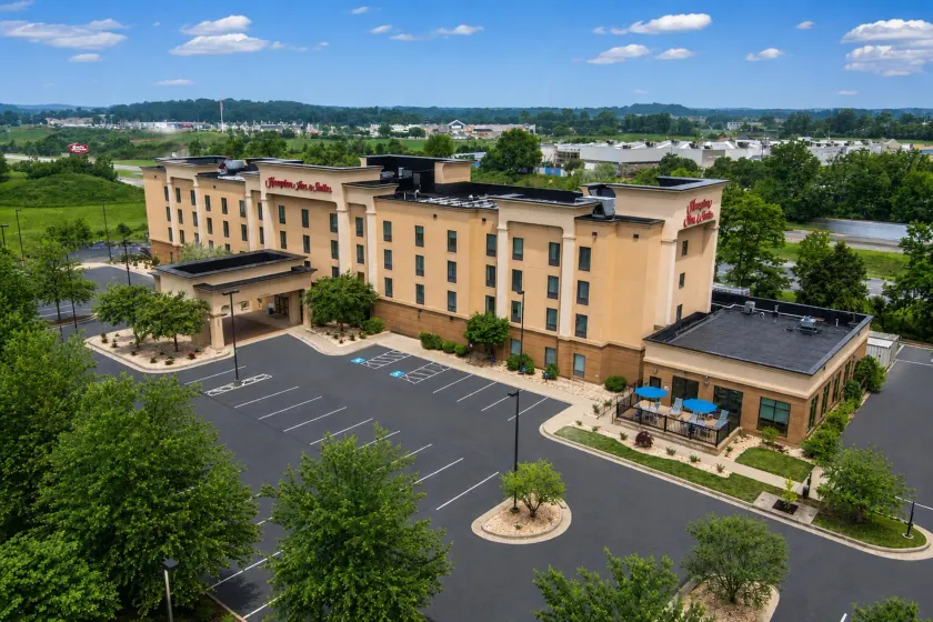 Hampton Inn & Suites Woodstock, VA - Image 1