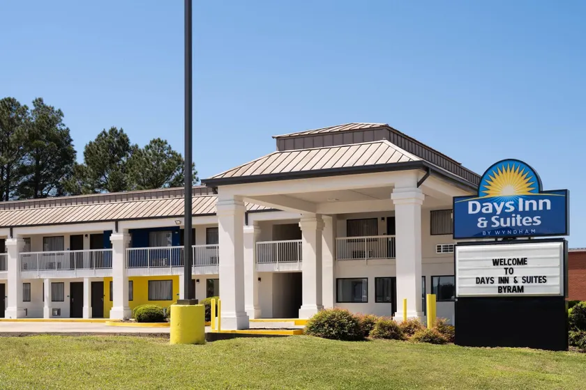 Days Inn & Suites by Wyndham Byram - Image 1