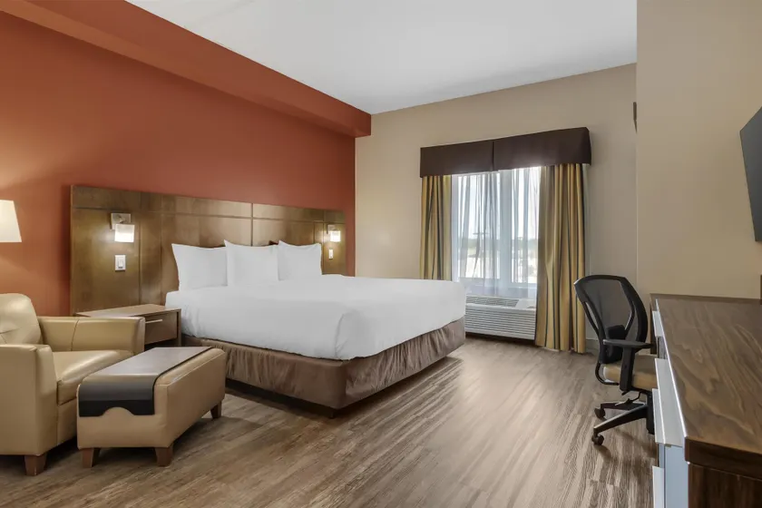 Best Western Plus Winnipeg West - Image 1