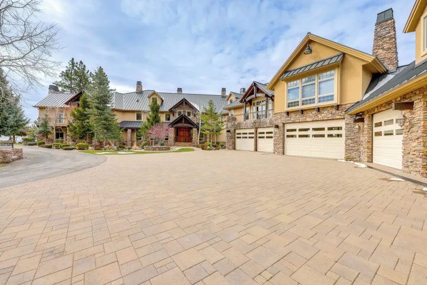 Hot Tub + Views: Luxe Mountain Escape in Yucaipa - Image 1