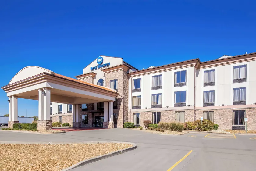 Best Western St. Louis Airport North Hotel & Suites - Image 1