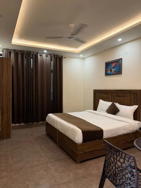 SM Hotel - Image 1