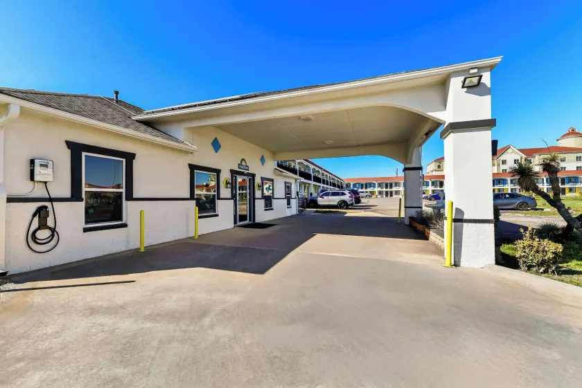 Days Inn by Wyndham Gainesville - Image 1