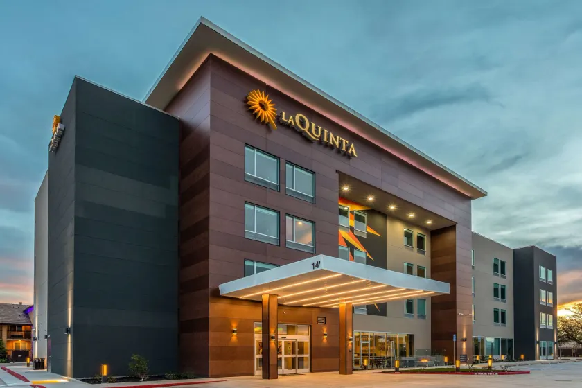 La Quinta Inn & Suites by Wyndham Galt Lodi North - Image 1