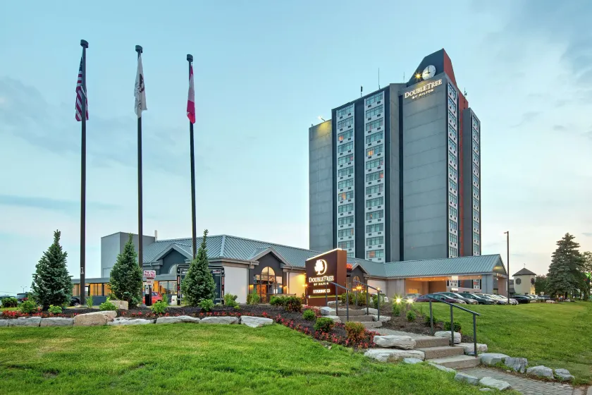 DoubleTree by Hilton Toronto Airport - Image 1