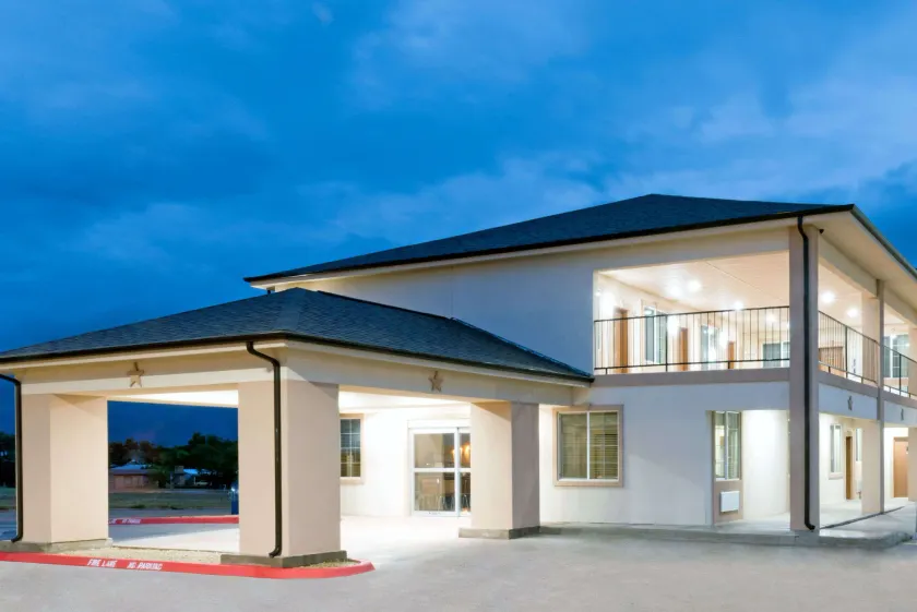 Super 8 by Wyndham Colorado City - Image 1