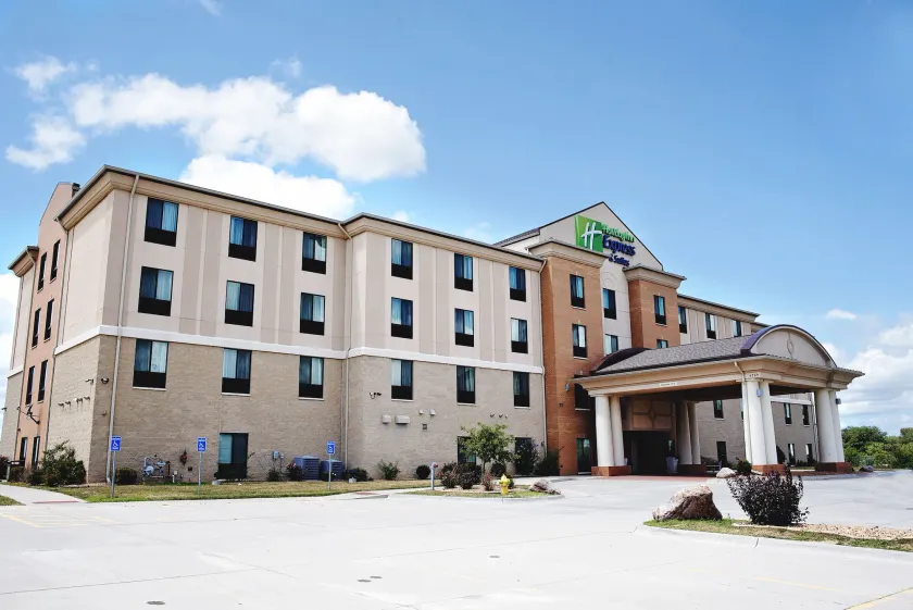 Holiday Inn Express and Suites Urbandale Des Moines by IHG - Image 1