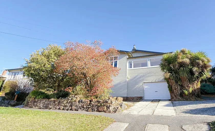 StayAU 2BR Home with Stunning Views in Tasmania - Image 1