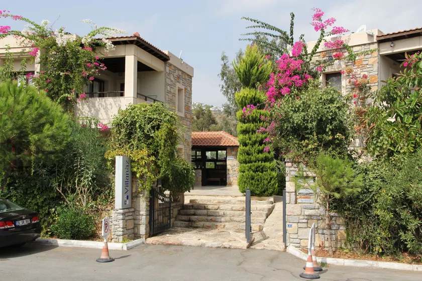 Villanaz Apart Hotel - Image 1