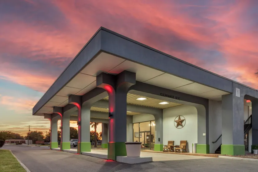 Days Inn by Wyndham Victoria TX East - Image 1